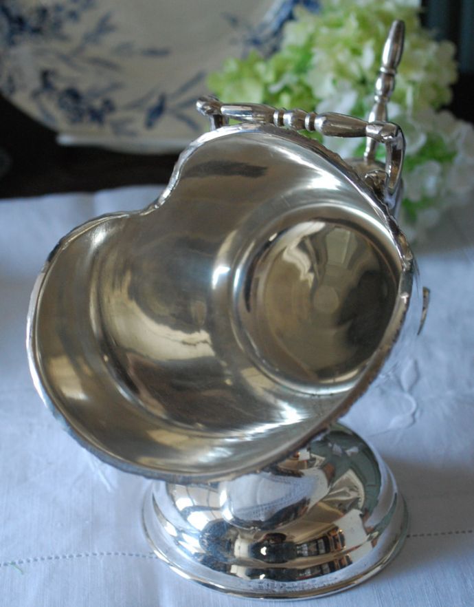 アンティーク シルバー製 アンティーク雑貨 シェフィールド製(sheffield)銀食器、アンティークシルバーのシュガースカットル&スクープ(シュガーポットセット)。アンティークのため、多少の欠け・傷がある場合がありますが、使用上問題はありませんので、ご了承下さい。(h-175-z)