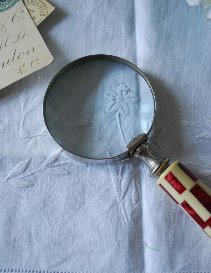 アンティーク シルバー製 アンティーク雑貨 イギリスで見つけた雑貨、アンティークシルバー×赤白がお洒落なルーペ。誰もがのぞきたくなる可愛いデザインのルーペです。(h-180-z)