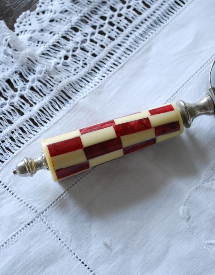 アンティーク シルバー製 アンティーク雑貨 イギリスで見つけた雑貨、アンティークシルバー×赤白がお洒落なルーペ。赤白模様が海外らしいデザインです。(h-180-z)