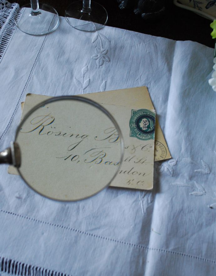 アンティーク シルバー製 アンティーク雑貨 イギリスで見つけた雑貨、アンティークシルバー×赤白がお洒落なルーペ。アンティークのため、多少の汚れ・傷がある場合がありますが、使用上問題はありませんので、ご了承下さい。(h-180-z)