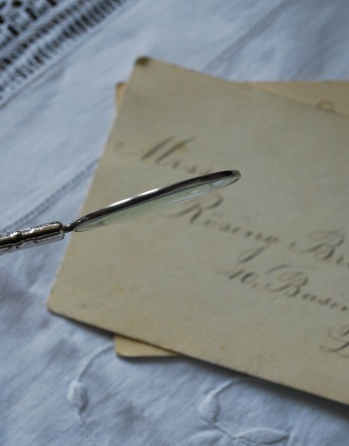 アンティーク シルバー製 アンティーク雑貨 英国のアンティーク雑貨、アンティークシルバーのルーペ。厚みはこんな感じです。(h-183-z)