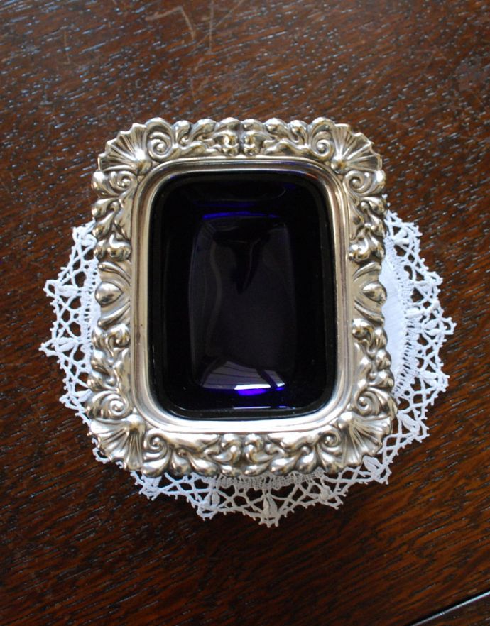 アンティーク シルバー製 アンティーク雑貨 英国の銀雑貨、Sheffield(シェフィールド)のアンティークシルバートレー。縁どりの装飾が見とれていまう程美しい・・・さすがSheffield(シェフィールド)製ですね。(h-184-z)