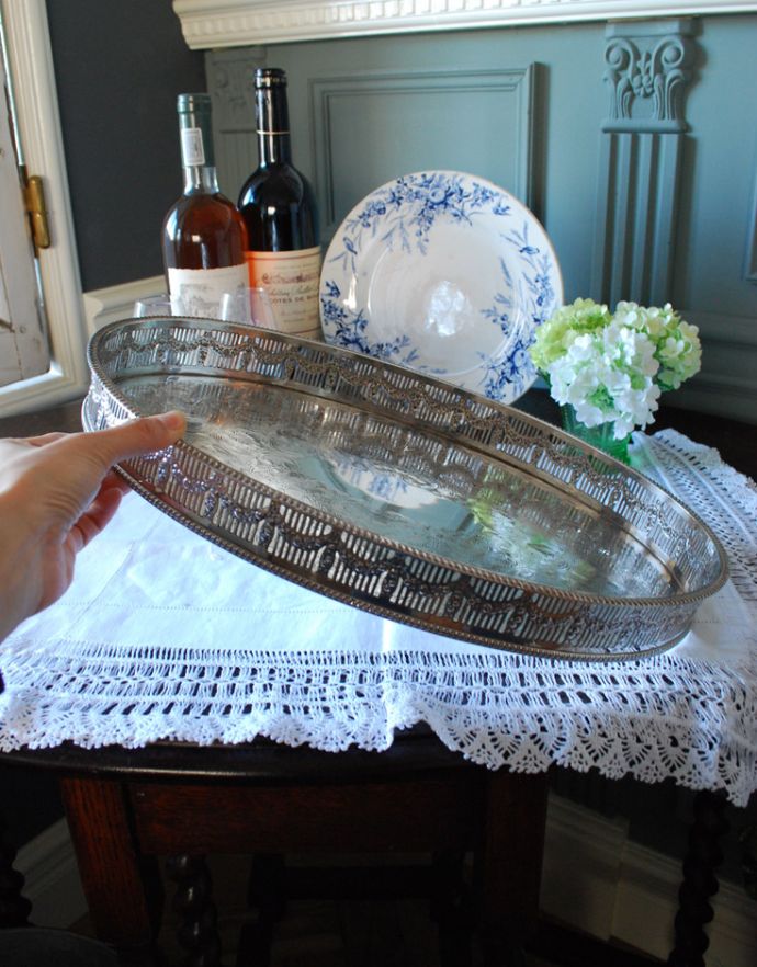 アンティーク シルバー製　アンティーク雑貨　英国の銀雑貨、シェフィールドプレートのサルヴァ（銀盆）（アンティークシルバー）。ワインの酒器を乗せたり、ディスプレイトレーにしたり色々なシーンでお使い頂けます。(h-188-z)