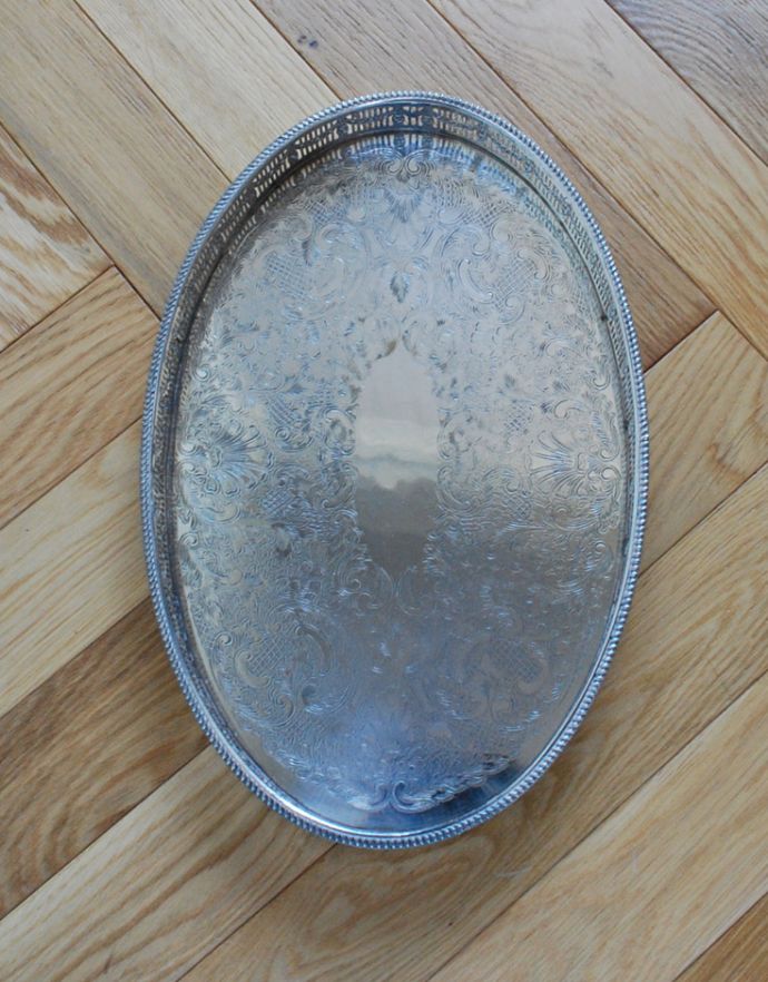 アンティーク シルバー製　アンティーク雑貨　英国の銀雑貨、シェフィールドプレートのサルヴァ（銀盆）（アンティークシルバー）。アンティークなので多少のキズ・汚れがある場合があります。(h-188-z)