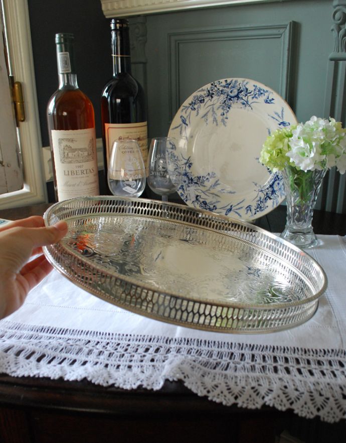 アンティーク シルバー製　アンティーク雑貨　英国の銀雑貨、シェフィールドプレートのサルヴァ（銀盆）（アンティークシルバー）。ワインの酒器を乗せたり、ディスプレイトレーにしたり色々なシーンでお使い頂けます。(h-191-z)
