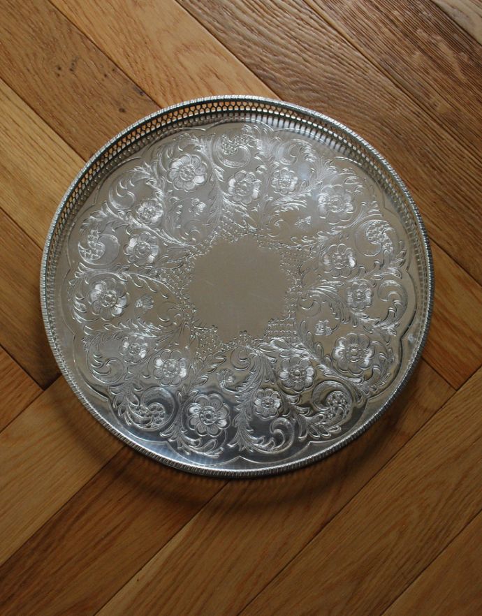 アンティーク シルバー製　アンティーク雑貨　英国の銀雑貨、シェフィールドプレートのサルヴァ（銀盆）（アンティークシルバー）。アンティークなので多少のキズ・汚れがある場合があります。(h-191-z)