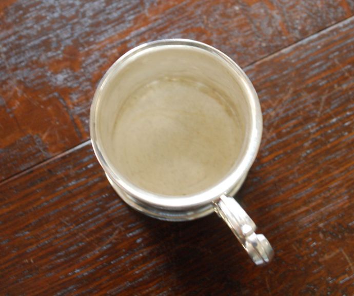 英国の銀雑貨、お花の装飾が美しいマグカップ（アンティークシルバー