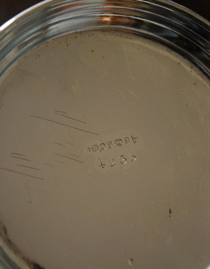 英国の銀雑貨、お花の装飾が美しいマグカップ（アンティークシルバー