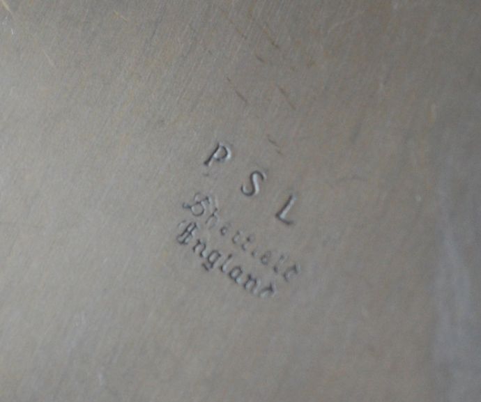 アンティーク シルバー製　アンティーク雑貨　英国の銀食器、リスが可愛いSheffield(シェフィールド)のナッツディッシュ（アンティークシルバー）。調印が残っています。(h-195-z)