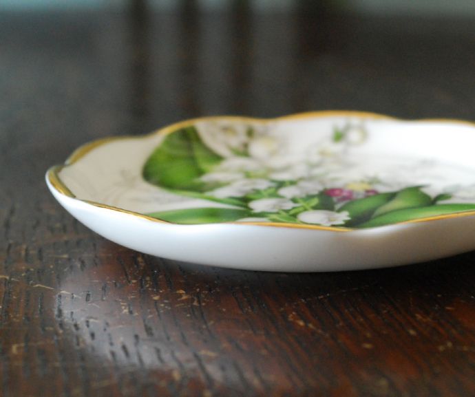 アンティーク雑貨 イギリスで買い付けてきた雑貨、ボーンチャイナ フローラルプレート(すずらん)。どこでも使える小さなサイズも魅力です。(h-207-z)