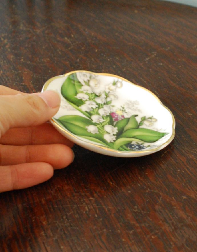 アンティーク雑貨 イギリスで買い付けてきた雑貨、ボーンチャイナ フローラルプレート(すずらん)。ドレッサーの上に置いてアクセサリーを置いても良いですね。(h-207-z)