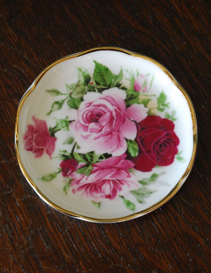 アンティーク雑貨 イギリスで買い付けてきたアンティーク雑貨、ボーンチャイナ フローラルプレート(ローズ)。美しい薔薇がデザインされています。(h-216-z)