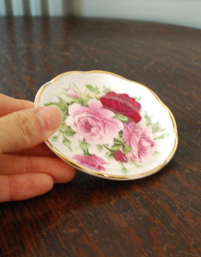 アンティーク雑貨 イギリスで買い付けてきたアンティーク雑貨、ボーンチャイナ フローラルプレート(ローズ)。ドレッサーの上に置いてアクセサリーを置いても良いですね。(h-216-z)