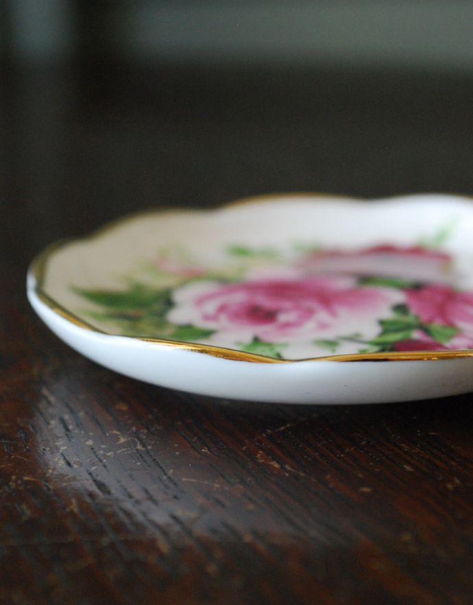 アンティーク雑貨 イギリスで買い付けてきたアンティーク雑貨、ボーンチャイナ フローラルプレート(ローズ)。どこでも使える小さなサイズも魅力です。(h-216-z)