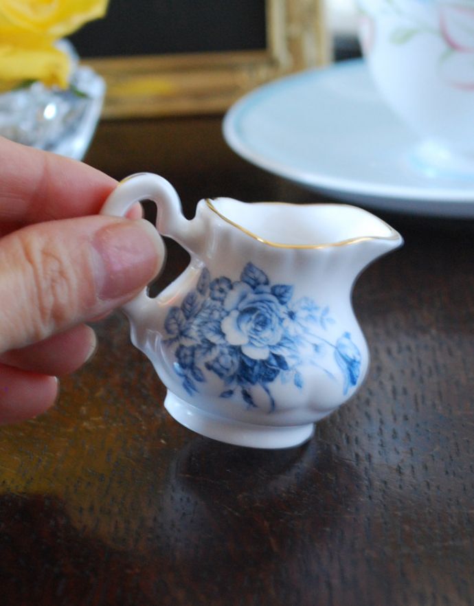 アンティーク雑貨 イギリスで買い付けてきた雑貨、 ボーンチャイナのクリーマー(お花)。ティータイムが華やかになります。(h-228-z)