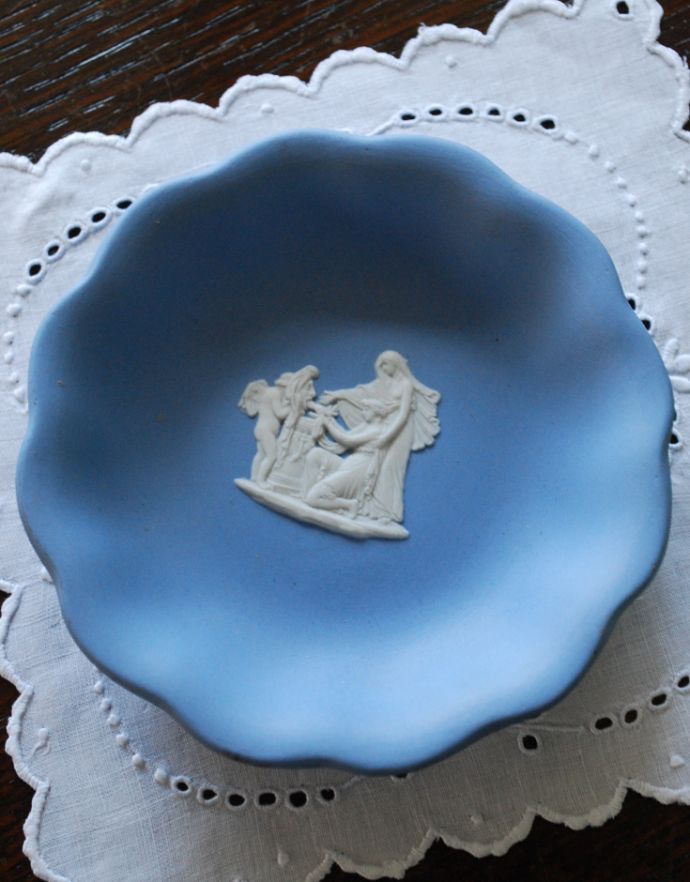 ジャスパーウェア アンティーク雑貨 アンティークのジャスパーウェア、ウェッジウッドトレイ(Wedgwood)。アンティークのため、汚れ・傷がある場合がありますが、使用上問題はありませんので、ご了承下さい。(h-248-z)