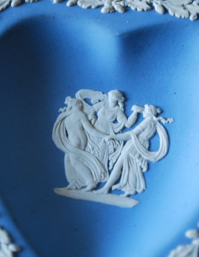 ジャスパーウェア　アンティーク雑貨　アンティークのジャスパーウェア、ウェッジウッドのハート型トレイ（ブルー）。繊細なレリーフは飾るだけで美しくいくつも集めたくなります。(h-249-z)