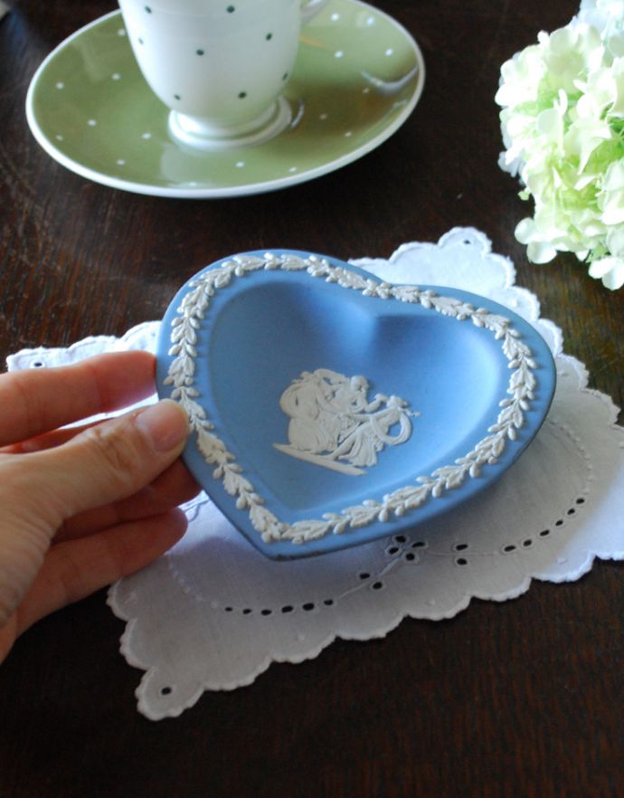 ジャスパーウェア　アンティーク雑貨　アンティークのジャスパーウェア、ウェッジウッドのハート型トレイ（ブルー）。さりげなく飾るとお部屋の雰囲気が素敵になります。(h-249-z)