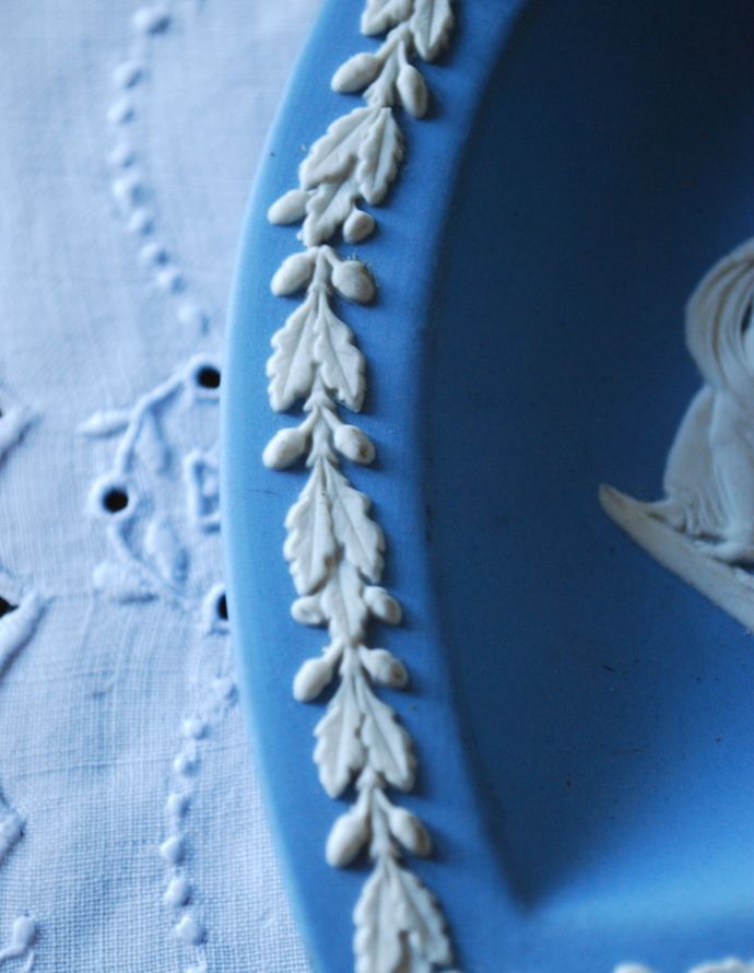 ジャスパーウェア　アンティーク雑貨　アンティークのジャスパーウェア、ウェッジウッドのハート型トレイ（ブルー）。使い込むほどに光沢と風合いを増す二度楽しめる逸品です。(h-249-z)