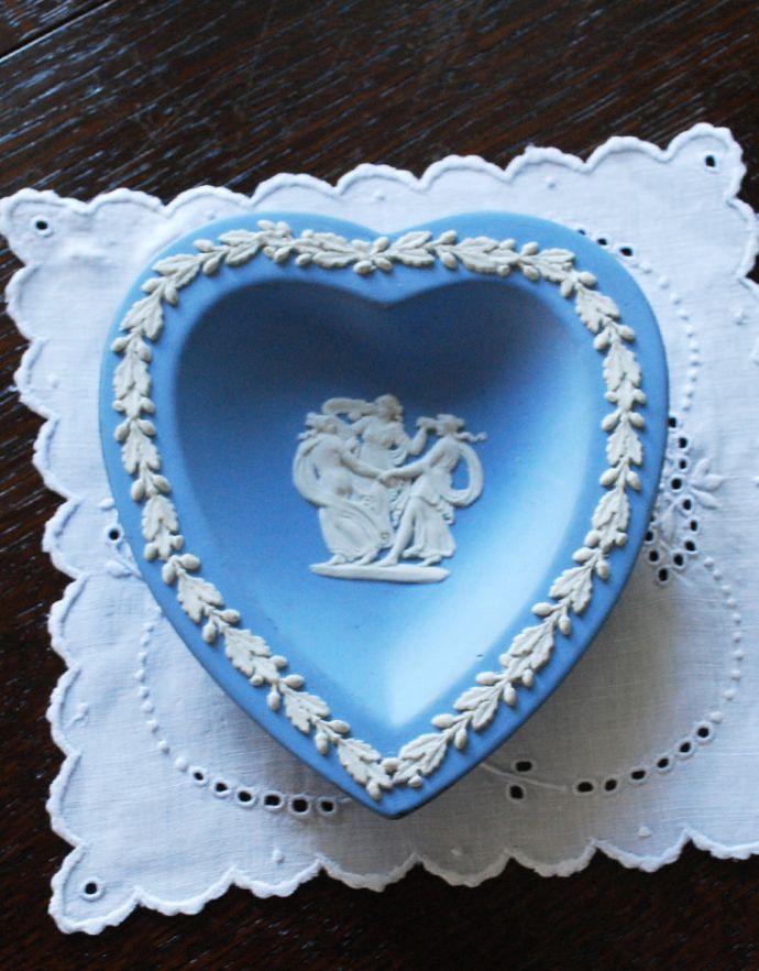 ジャスパーウェア　アンティーク雑貨　アンティークのジャスパーウェア、ウェッジウッドのハート型トレイ（ブルー）。アンティークのため、多少のキズ・汚れがあります。(h-249-z)