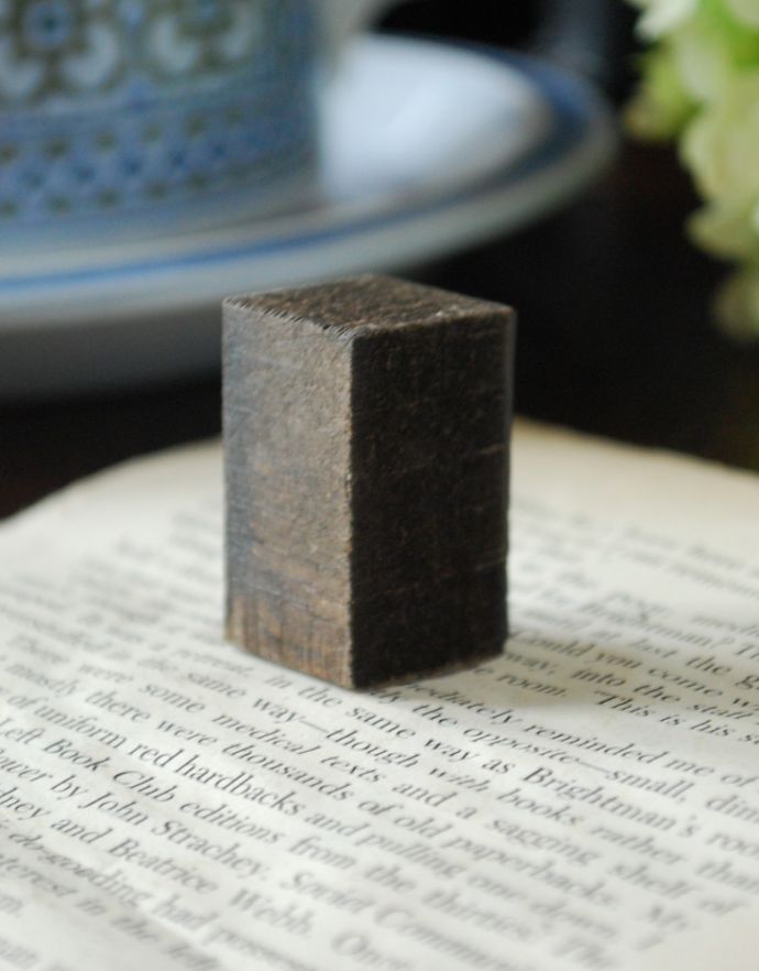 木の雑貨　アンティーク雑貨　イギリスで買い付けてきたアンティークの花文字スタンプ、イニシャルスタンプ（Ｙ）。集めてディスプレイを楽しんでもお洒落ですね。(h-251-z)