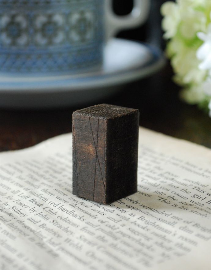 木の雑貨　アンティーク雑貨　イギリスで買い付けてきたアンティークの花文字スタンプ、イニシャルスタンプ（Ｒ）。集めてディスプレイを楽しんでもお洒落ですね。(h-252-z)