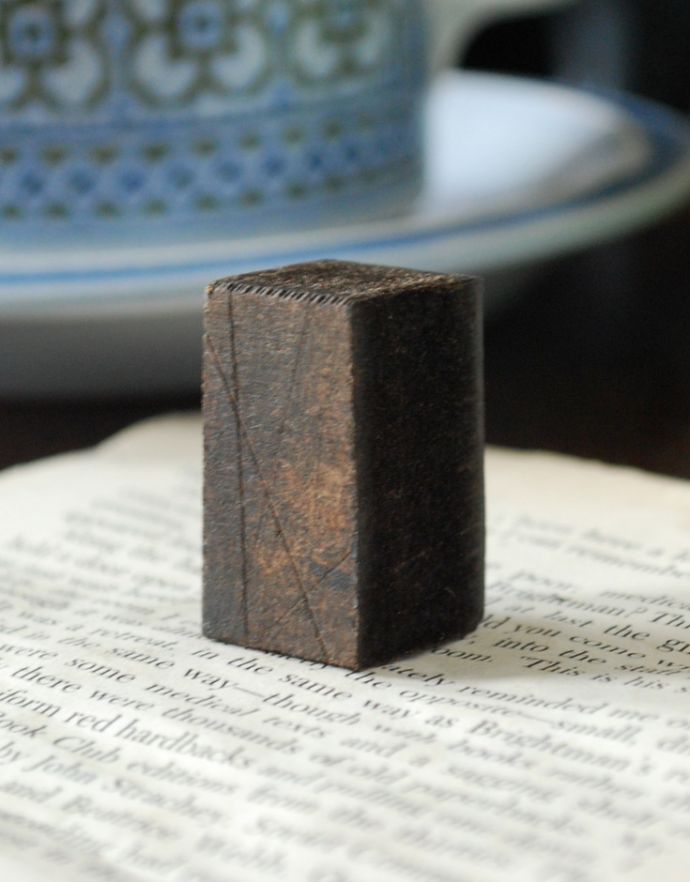 木の雑貨　アンティーク雑貨　イギリスで買い付けてきたアンティークの花文字スタンプ、イニシャルスタンプ（Ｋ）。集めてディスプレイを楽しんでもお洒落ですね。(h-253-z)