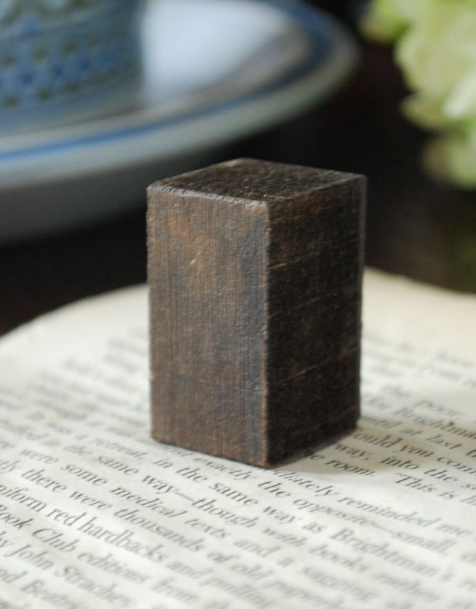 木の雑貨 アンティーク雑貨 イギリスで買い付けてきたアンティークの花文字スタンプ、イニシャルスタンプ(H)。集めてディスプレイを楽しんでもお洒落ですね。(h-255-z)