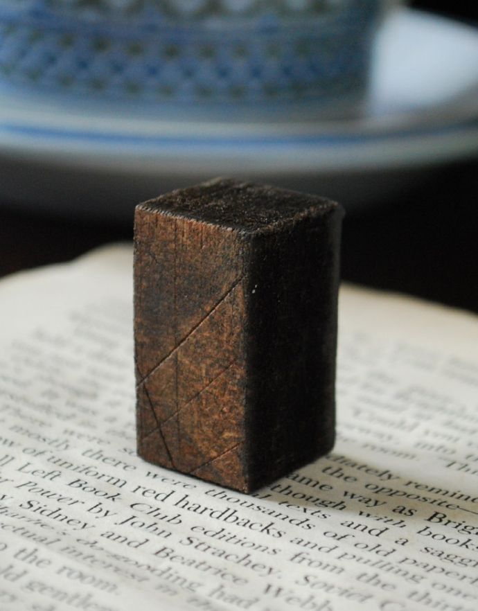 イギリスで買い付けてきたアンティークの花文字スタンプ、イニシャル