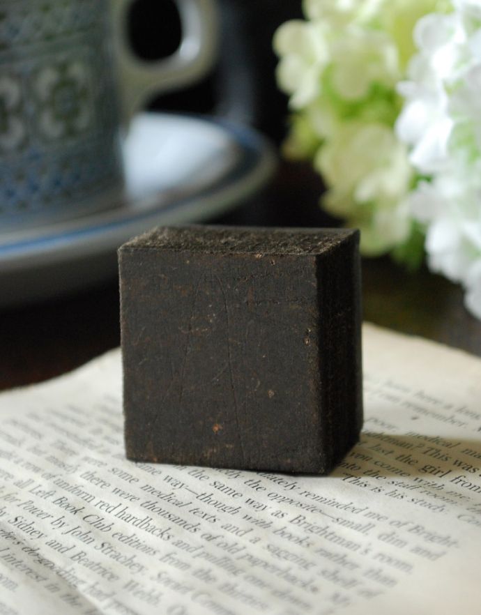 木の雑貨 アンティーク雑貨 イギリスで買い付けてきたアンティークの花文字スタンプ、アルファベットスタンプ(A)。集めてディスプレイを楽しんでもお洒落ですね。(h-257-z)