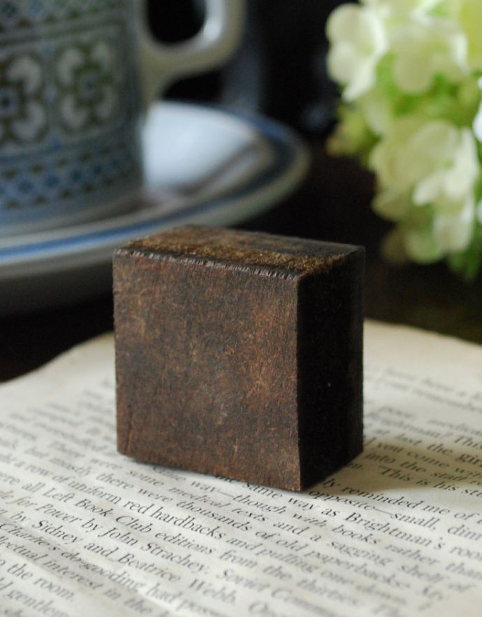 木の雑貨 アンティーク雑貨 イギリスで買い付けてきたアンティークの花文字スタンプ、アルファベットスタンプ(E)。集めてディスプレイを楽しんでもお洒落ですね。(h-258-z)