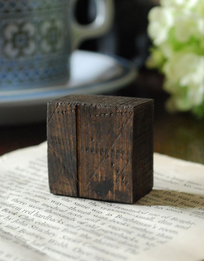 木の雑貨 アンティーク雑貨 イギリスで買い付けてきたアンティークの花文字スタンプ、アルファベットスタンプ(F)。集めてディスプレイを楽しんでもお洒落ですね。(h-259-z)