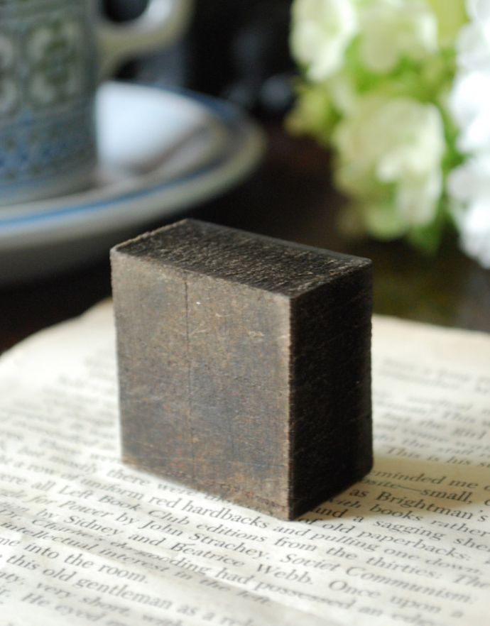 木の雑貨 アンティーク雑貨 イギリスで買い付けてきたアンティークの花文字スタンプ、アルファベットスタンプ(K)。集めてディスプレイを楽しんでもお洒落ですね。(h-261-z)