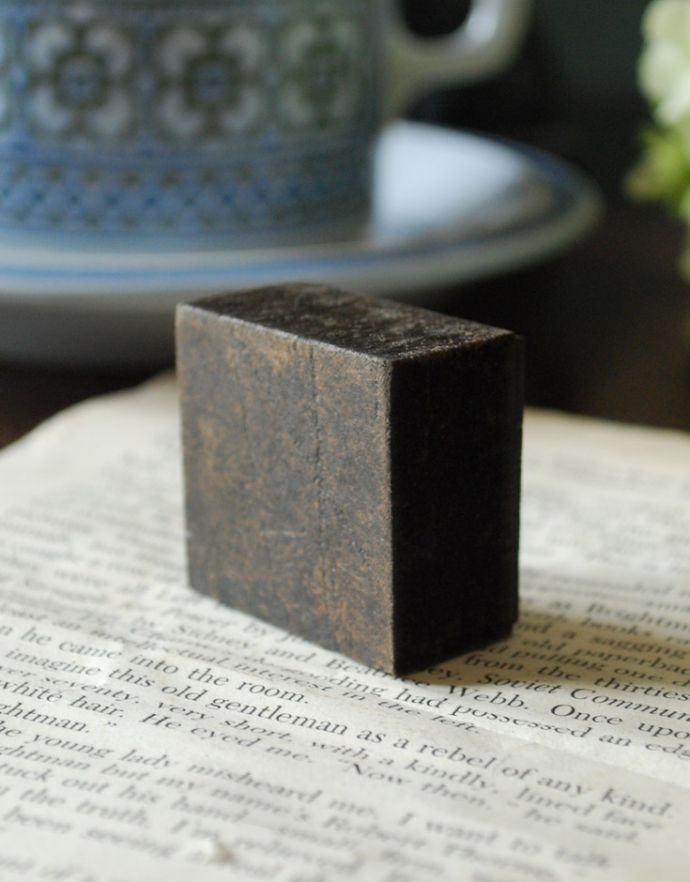 木の雑貨 アンティーク雑貨 イギリスで買い付けてきたアンティークの花文字スタンプ、アルファベットスタンプ(R)。集めてディスプレイを楽しんでもお洒落ですね。(h-263-z)