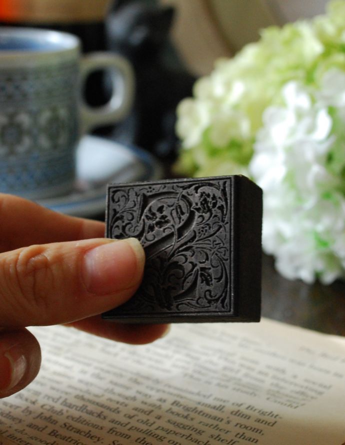 木の雑貨 アンティーク雑貨 イギリスで買い付けてきたアンティークの花文字スタンプ、アルファベットスタンプ(S)。お気に入りのイニシャルやアルファベットを見つけて下さいね。(h-264-z)