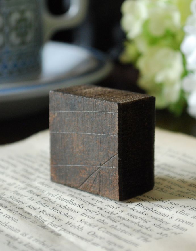木の雑貨　アンティーク雑貨　イギリスで買い付けてきたアンティークの花文字スタンプ、アルファベットスタンプ（Ｔ）。集めてディスプレイを楽しんでもお洒落ですね。(h-265-z)