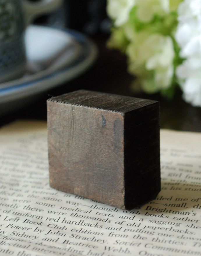 木の雑貨　アンティーク雑貨　イギリスで買い付けてきたアンティークの花文字スタンプ、アルファベットスタンプ（Y）。集めてディスプレイを楽しんでもお洒落ですね。(h-266-z)