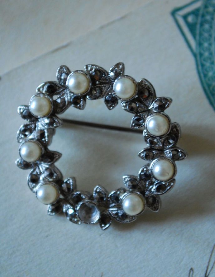 アンティークアクセサリー　アンティーク雑貨　イギリスで見つけたアンティークアクセサリー、リース型のブローチ。アンティークのため、多少の欠け・傷がある場合がありますが、使用上問題はありませんので、ご了承下さい。(h-292-z)