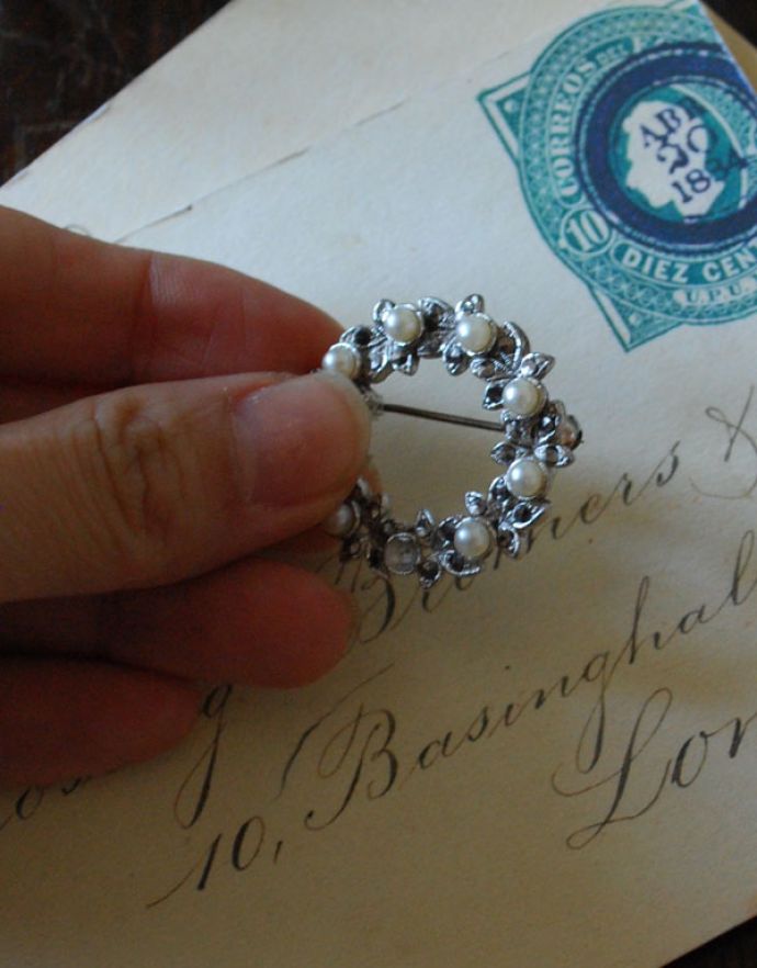 アンティークアクセサリー　アンティーク雑貨　イギリスで見つけたアンティークアクセサリー、リース型のブローチ。ブラウスやジャケット、バックにつけてもカワイイですね。(h-292-z)