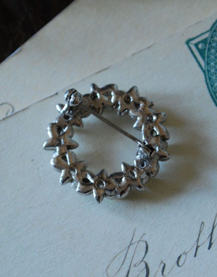 アンティークアクセサリー　アンティーク雑貨　イギリスで見つけたアンティークアクセサリー、リース型のブローチ。裏はこんな感じです。(h-292-z)