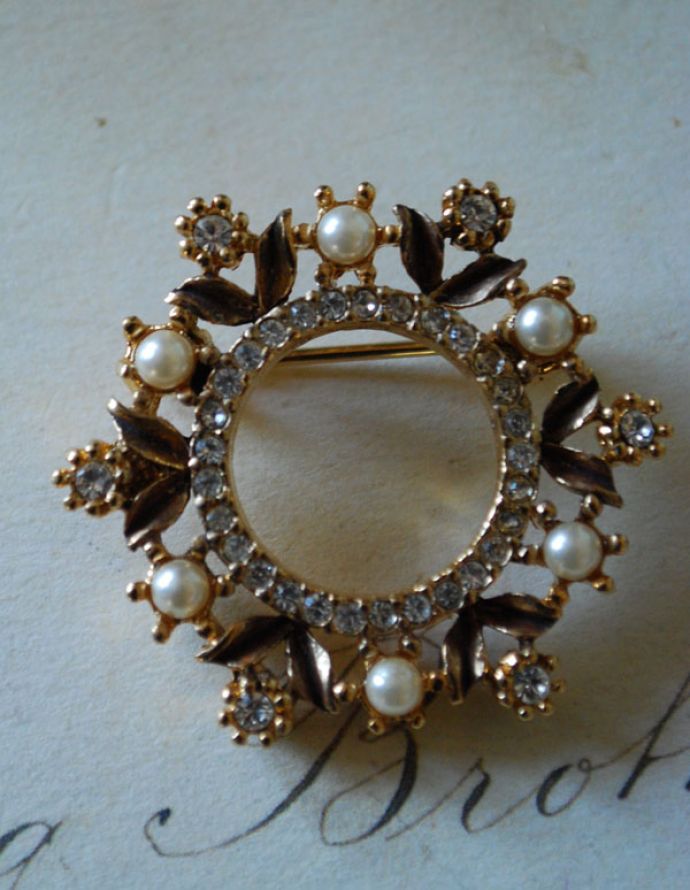 アンティークアクセサリー アンティーク雑貨 イギリスで見つけたアンティークアクセサリー、キラキラ輝くリース型のブローチ。アンティークのため、多少の欠け・傷がある場合がありますが、使用上問題はありませんので、ご了承下さい。(h-293-z)
