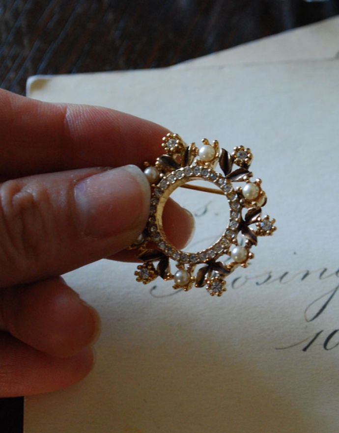 アンティークアクセサリー アンティーク雑貨 イギリスで見つけたアンティークアクセサリー、キラキラ輝くリース型のブローチ。ブラウスやジャケット、バックにつけてもカワイイですね。(h-293-z)