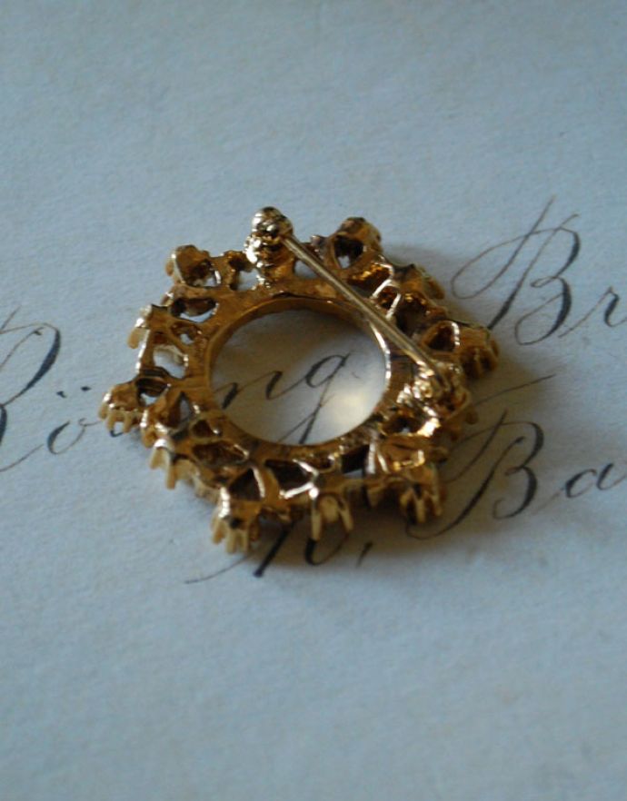 アンティークアクセサリー アンティーク雑貨 イギリスで見つけたアンティークアクセサリー、キラキラ輝くリース型のブローチ。裏はこんな感じです。(h-293-z)
