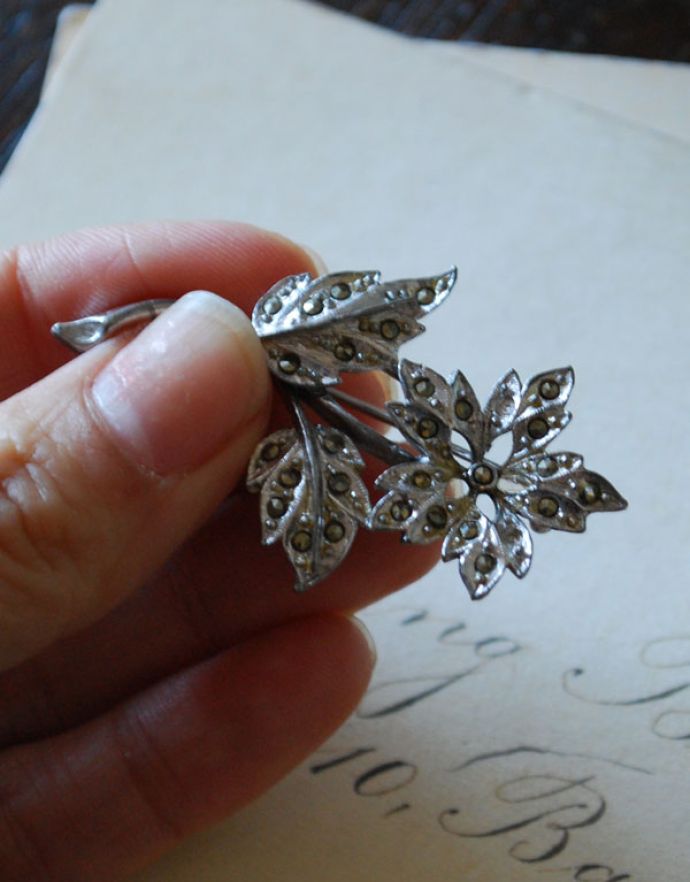 アンティークアクセサリー　アンティーク雑貨　イギリスで見つけたアンティークアクセサリー、お花のブローチ。飾っておくだけでも素敵です。(h-297-z)