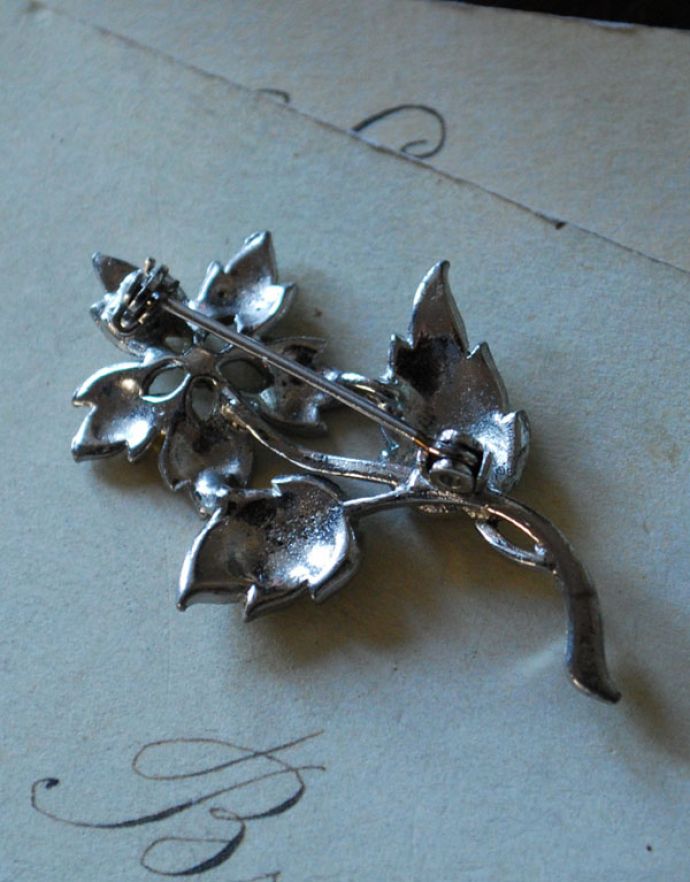 アンティークアクセサリー　アンティーク雑貨　イギリスで見つけたアンティークアクセサリー、お花のブローチ。裏はこんな感じです。(h-297-z)