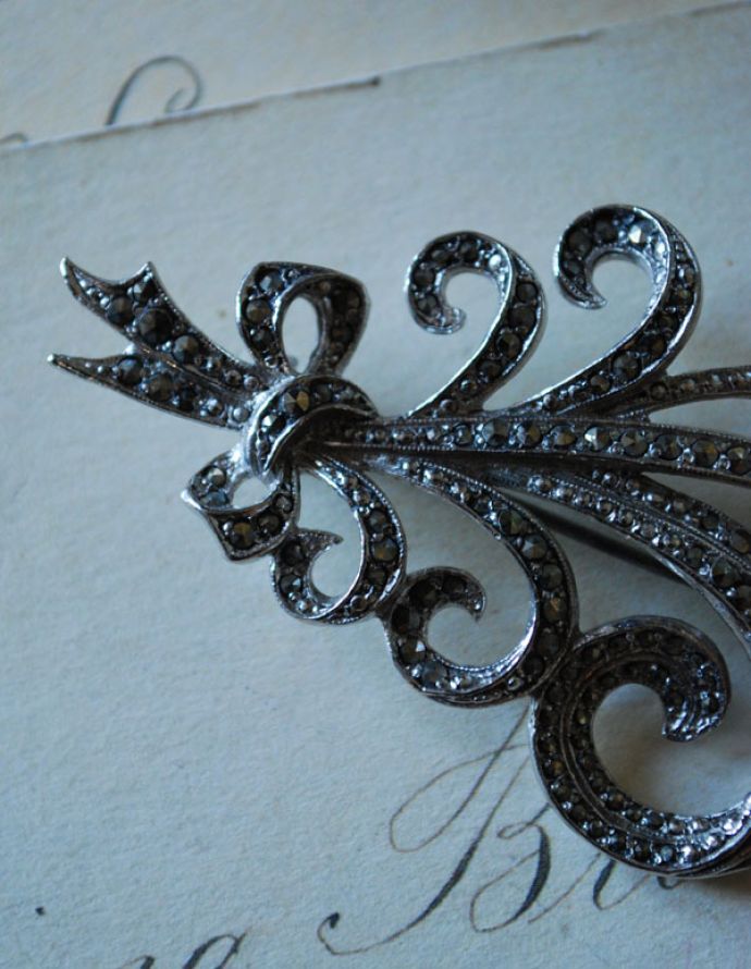 アンティークアクセサリー　アンティーク雑貨　イギリスで見つけたアンティークアクセサリー、リボンモチーフのブローチ。アンティークのため、多少の欠け・傷がある場合がありますが、使用上問題はありませんので、ご了承下さい。(h-298-z)