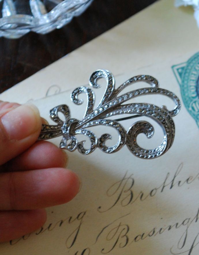 アンティークアクセサリー　アンティーク雑貨　イギリスで見つけたアンティークアクセサリー、リボンモチーフのブローチ。飾っておくだけでも素敵です。(h-298-z)