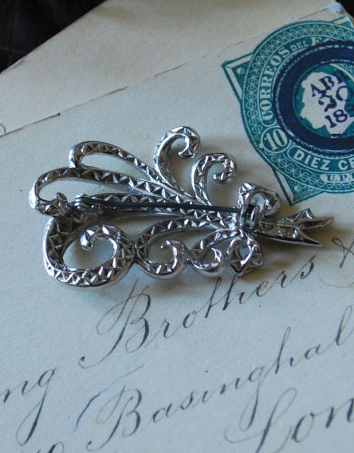 アンティークアクセサリー　アンティーク雑貨　イギリスで見つけたアンティークアクセサリー、リボンモチーフのブローチ。裏はこんな感じです。(h-298-z)