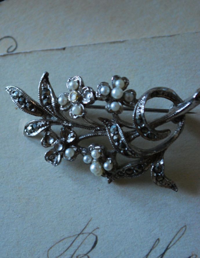 アンティークアクセサリー　アンティーク雑貨　イギリスで見つけたアンティークアクセサリー、華やかなパールのブローチ。アンティークのため、多少の欠け・傷がある場合がありますが、使用上問題はありませんので、ご了承下さい。(h-300-z)