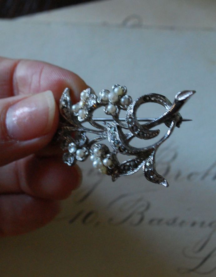 アンティークアクセサリー　アンティーク雑貨　イギリスで見つけたアンティークアクセサリー、華やかなパールのブローチ。飾っておくだけでも素敵です。(h-300-z)